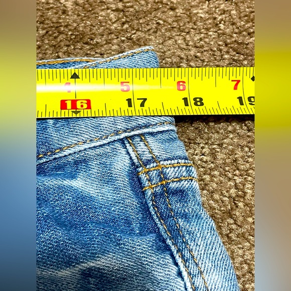 BEAUTIFUL PAIR OF GUESS LIGHT INDIGO WASH DISTRESSED DENIM JEAN SHORTS SIZE 33W! - Picture 10 of 16